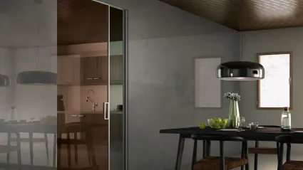 Porta per interni Manhattan Scorrevole in vetro Bronzo con profili in alluminio finitura Bianco di Henry Glass