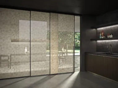 Porta per interni Manhattan Scorrevole Classic in vetro con decoro Arabesco e telaio in alluminio di Henry Glass