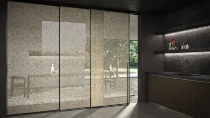 Porta per interni Manhattan Scorrevole Classic in vetro con decoro Arabesco e telaio in alluminio di Henry Glass