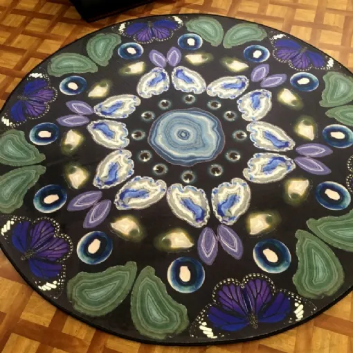 Tappeto circolare con farfalle e pietre colorate su fondo scuro Personalizzato 04 di Cigierre