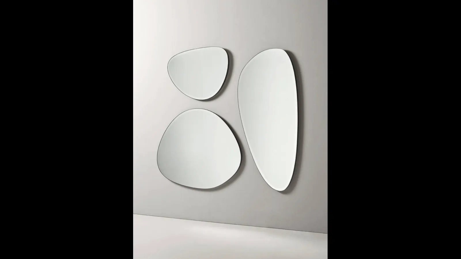 Specchi sagomati con bordi bisellati Spot S M L di Midj