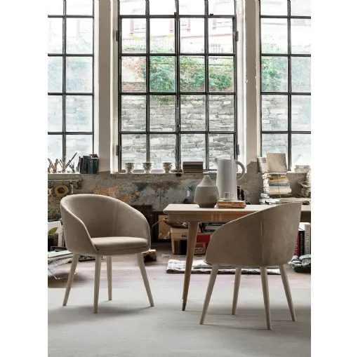 Poltroncina in pelle naturale con gambe in legno Iris di Flexstyle