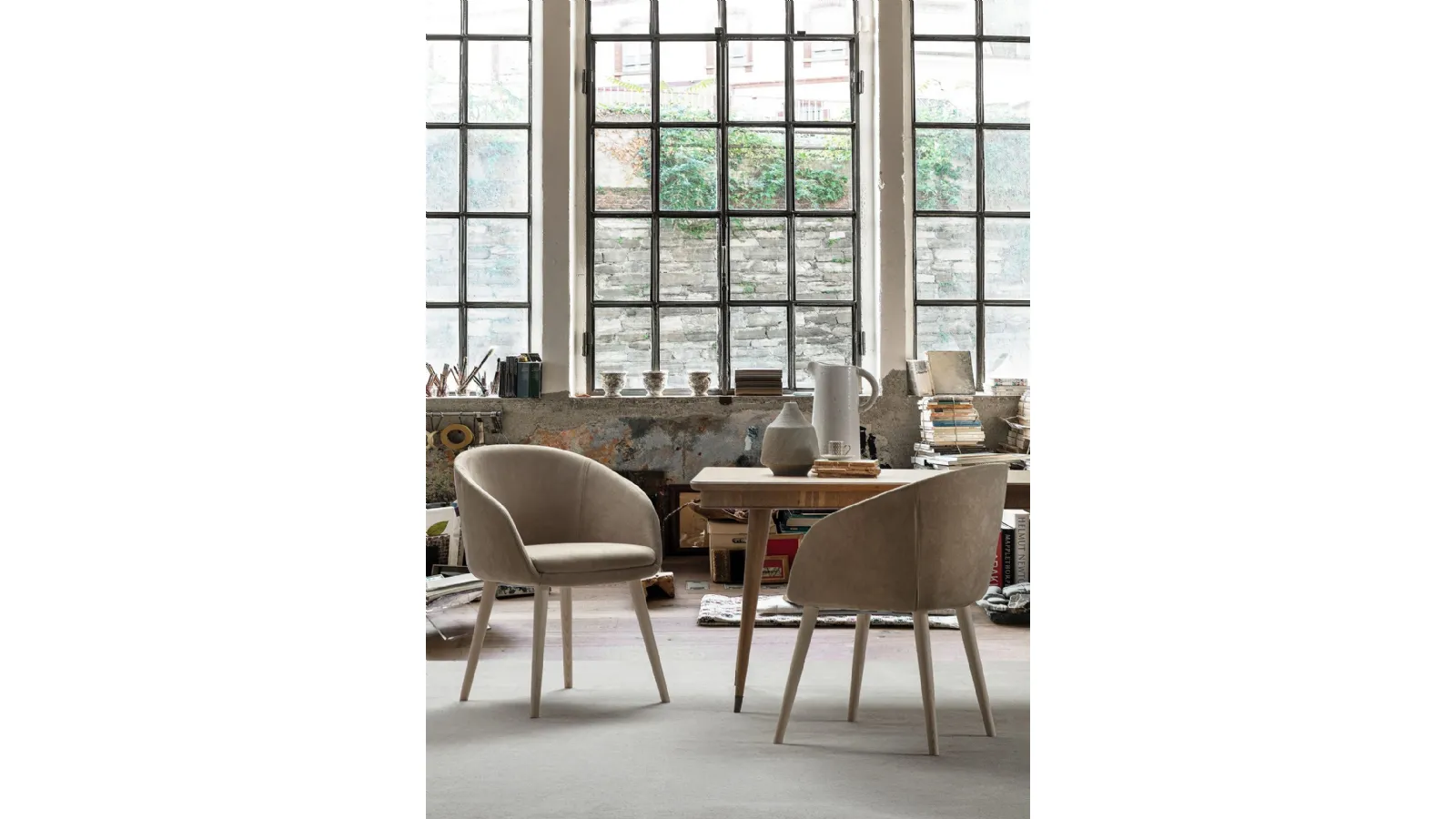 Poltroncina in pelle naturale con gambe in legno Iris di Flexstyle