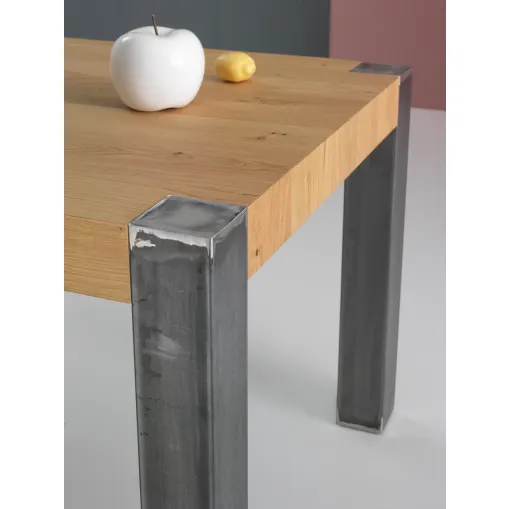 Tavolo allungabile Tola in legno impiallacciato rovere nodato di Pointhouse