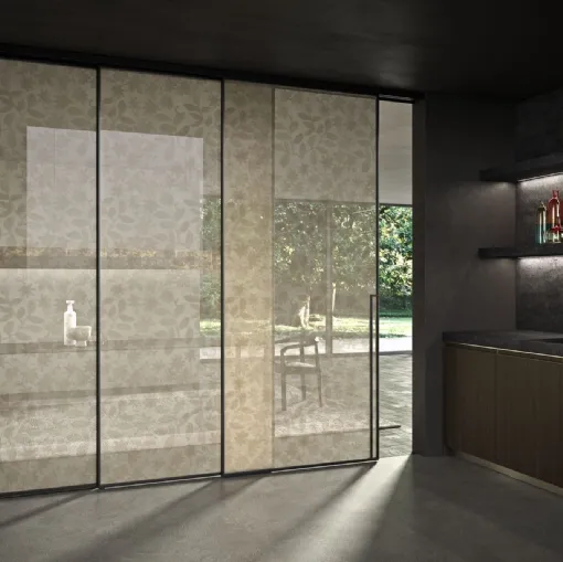 Porta per interni Manhattan Scorrevole Classic in vetro con decoro Arabesco e telaio in alluminio di Henry Glass