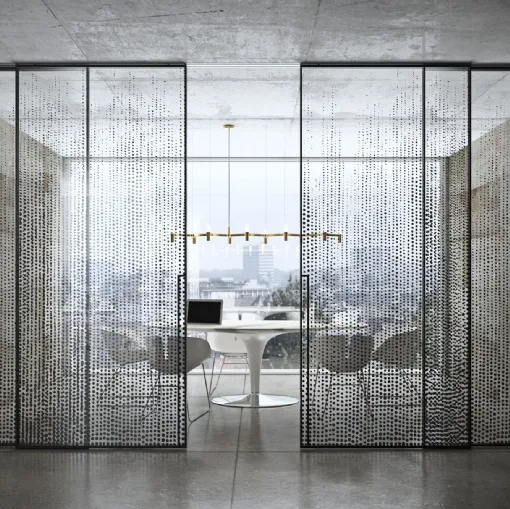 Porta per interni Manhattan Scorrevole in vetro trasparente decoro Glitter con telaio in alluminio di Henry Glass